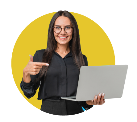 Diseñadora de KAU Studio trabajando en una identidad de marca