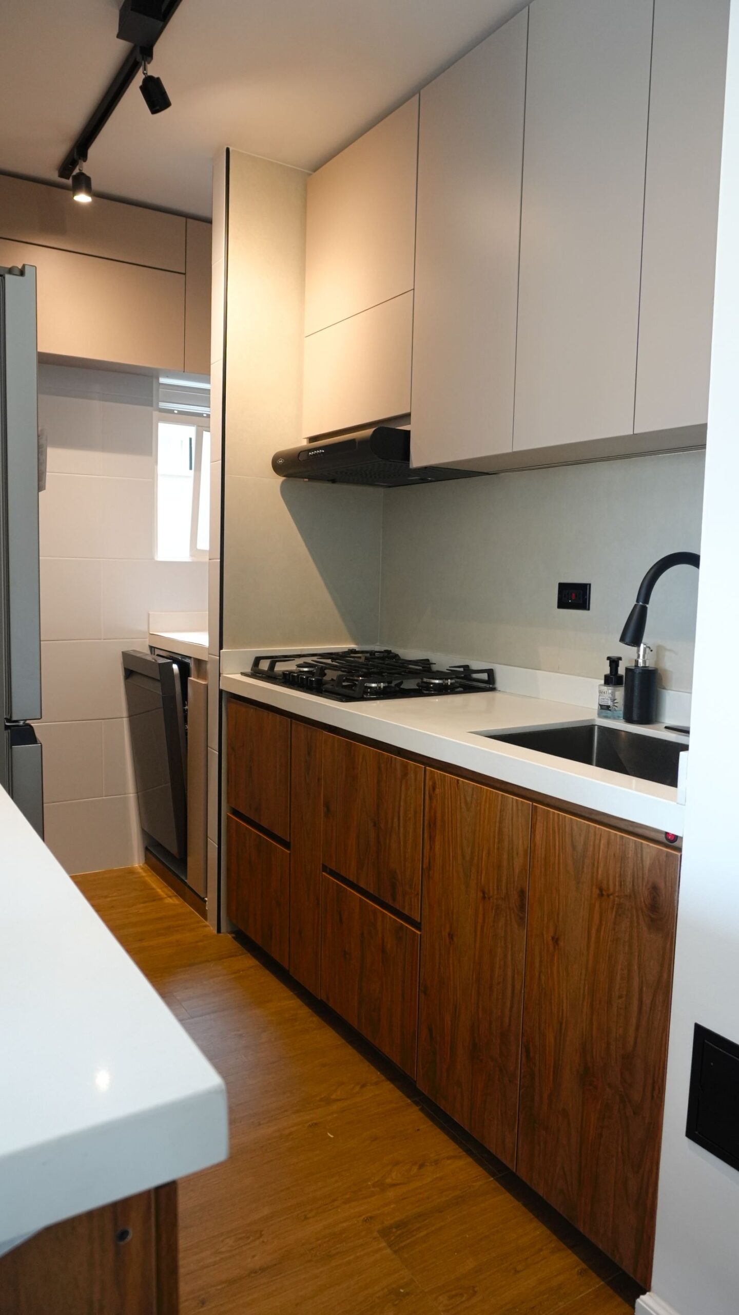 Cocina con estufa y campana