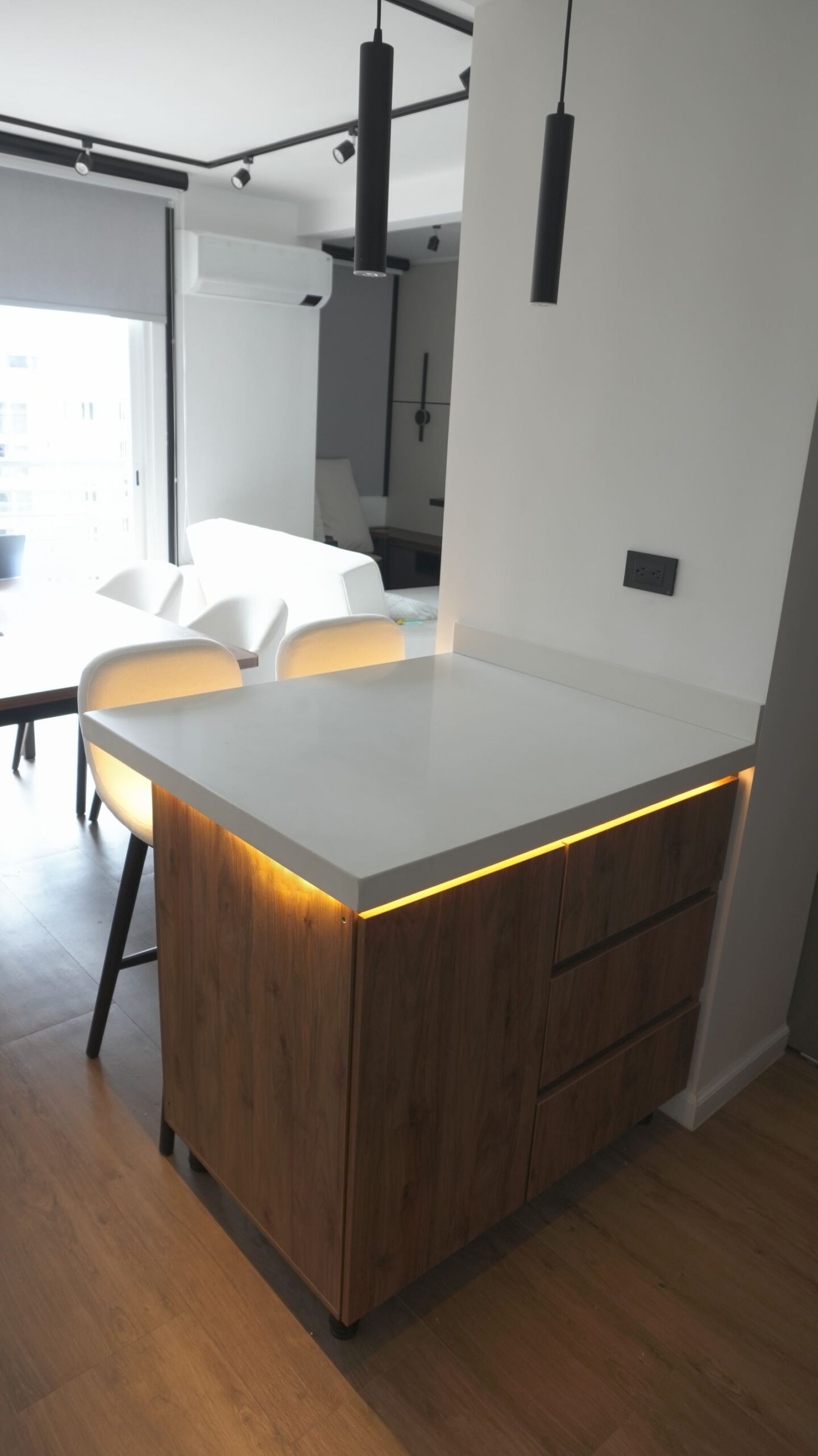 Isla de cocina con iluminación cálida