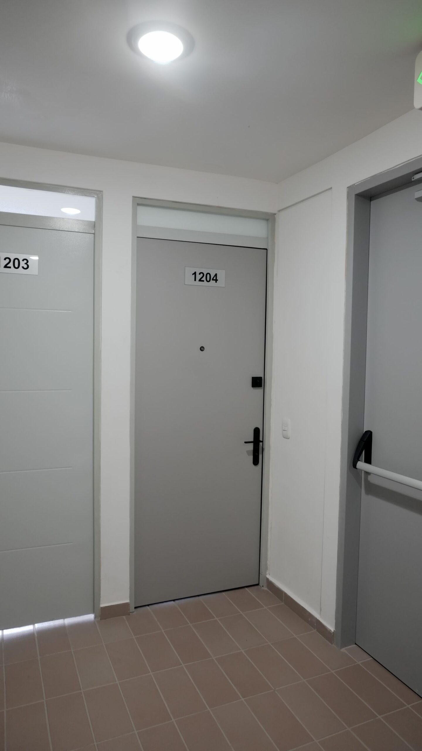 Puerta de entrada del apartamento 1204